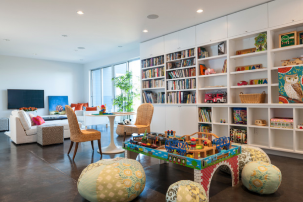 Desain ruang tengah dengan area permainan anak-anak yang terintegrasi